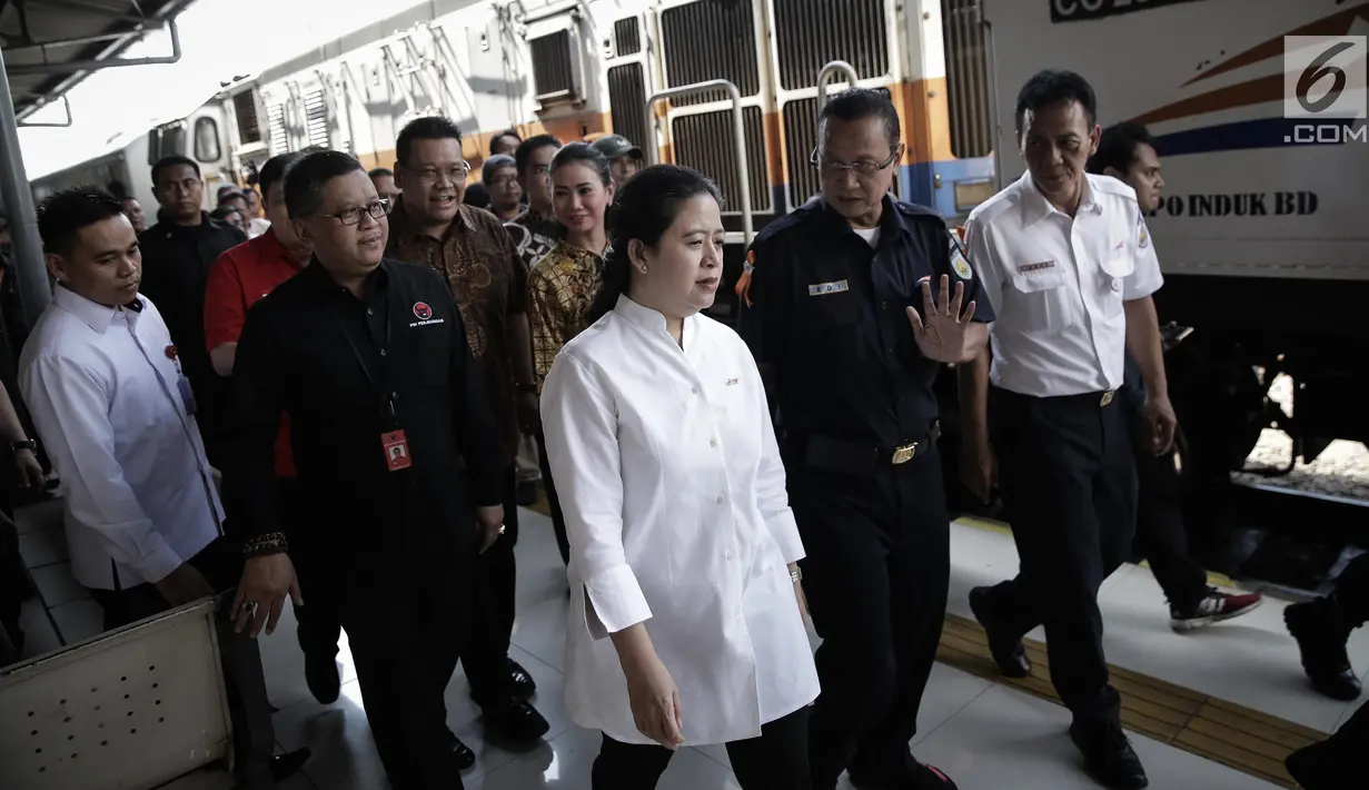Menko PMK, Puan Maharani bersiap melepas pemudik gratis di Stasiun Senen, Jakarta Pusat, Rabu (21/6). Puan sempat menyapa pemudik yang pulang kampung menggunakan KA Gaya Baru tujuan Surabaya. (Liputan6.com/Faizal Fanani)