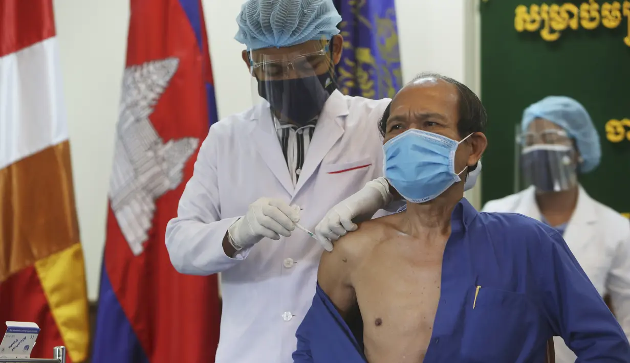 Seorang jurnalis lokal menerima suntikan vaksin COVID-19 Sinovac di Kementerian Penerangan selama kampanye inokulasi di Phnom Penh, Kamboja, Kamis Kamis  (1/4/2021). (AP Photo/Heng Sinith)
