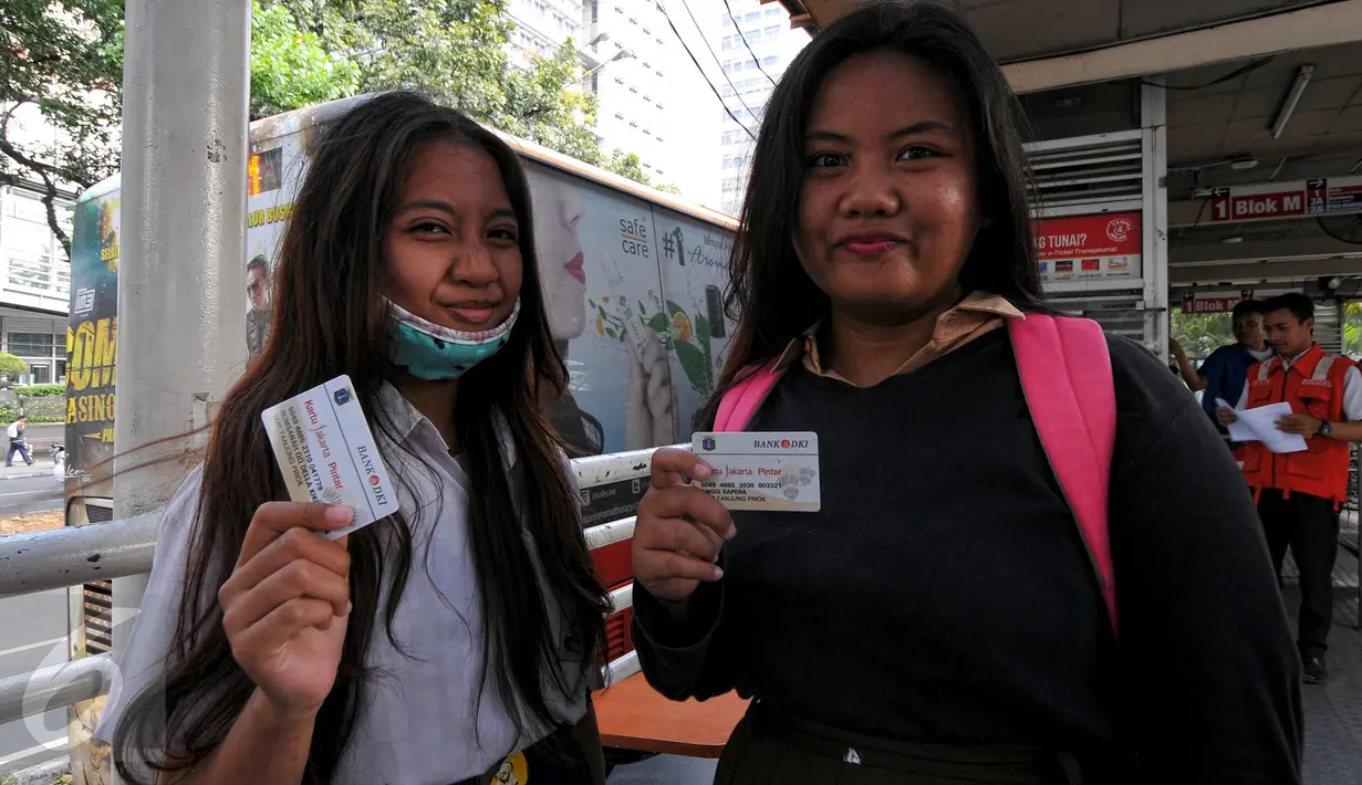 Dua orang pelajar menunjukan Kartu Jakarta Pintar (KJP) di shelter transjakarta Blok M, Jakarta, Rabu (29/7/2015). Transjakarta mengratiskan pelajar pemilik KJP selama periode 27 Juli-3 Agustus dalam rangka Jakarta Book Fair. (Liputan6.com/Yoppy Renato)