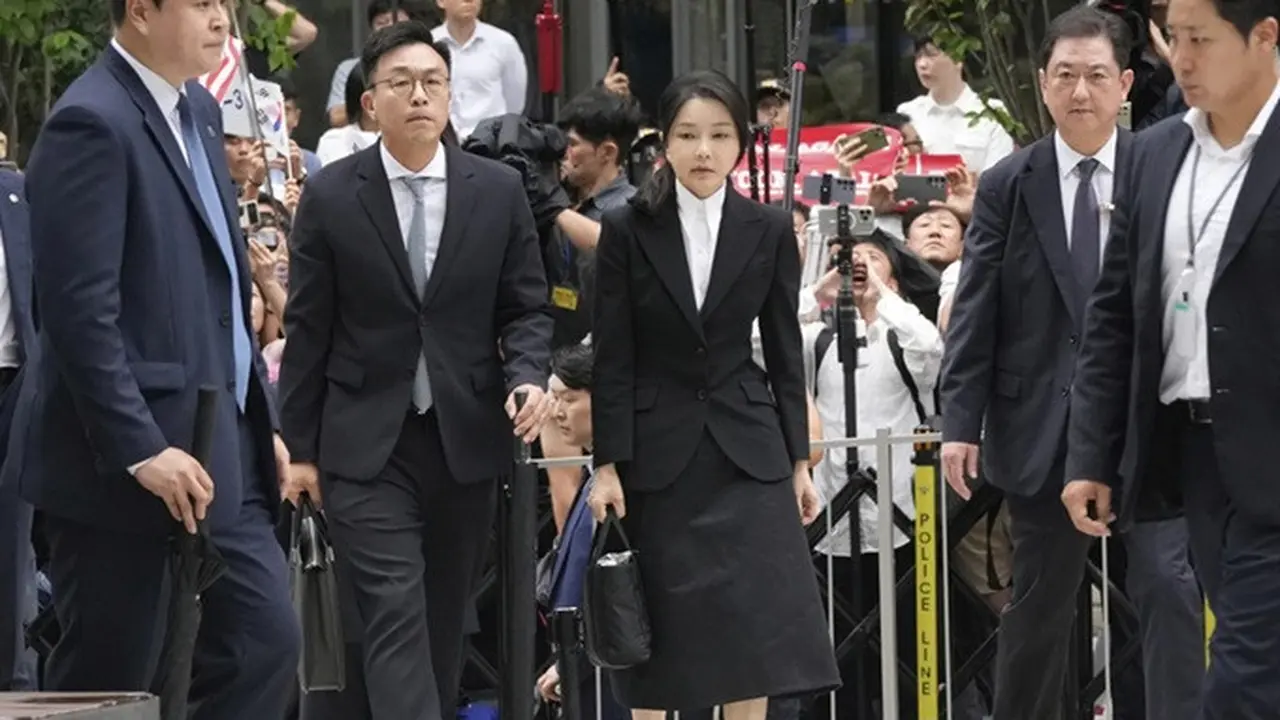 Kim Keon Hee (tengah), istri mantan Presiden Korea Selatan yang dimakzulkan, Yoon Suk Yeol, tiba di kantor jaksa khusus di Seoul, Korea Selatan, Rabu, (6/8/2025).