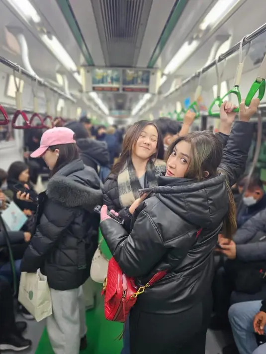 "Siang siang di mana mana hati kita senang , kakii jgn nakal yah hari inii plssss plsss," tulis nafaurbach sebagai caption. [Instagram/nafaurbach]