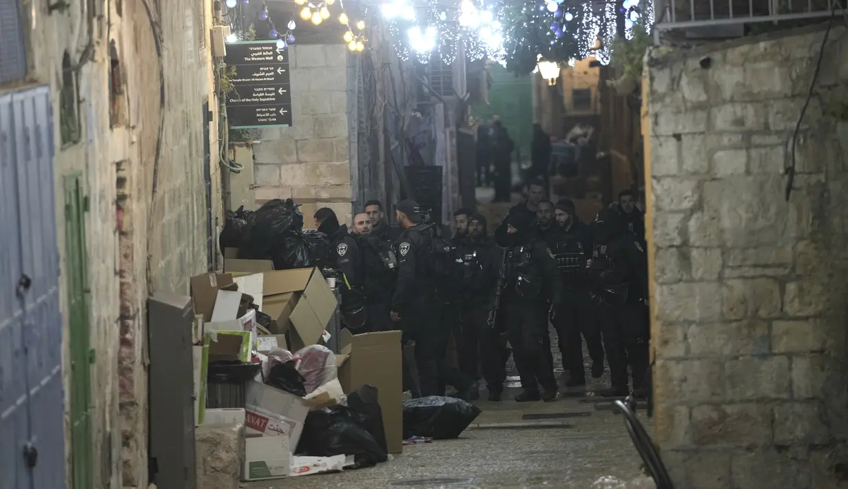 Pihak berwenang mengatakan insiden di Kota Tua Yerusalem terjadi ketika petugas menghentikan pria itu untuk diinterogasi di luar kompleks Masjid Al-Aqsa. (AP Photo/ Mahmoud Illean)