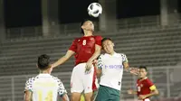 Gelandang Timnas Indonesia  U-23, Hanif Sjahbandi berebut bola diudara dengan pemain Tira Persikabo. (Foto: Bola.com/M. Iqbal Ichsan)