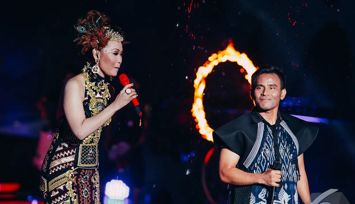  Sejumlah artis papan atas meriahkan HUT Indosiar Ke-20 di Studio Emtek City,   Jakarta, Minggu (11/1/2015).(Liputan6.com/Faizal Fanani)