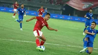 Pada awal babak pertama, Timnas Indonesia masih kesulitan untuk mengembangkan serangan. Sementara itu, Kuwait mencoba untuk memegang kendali permainan dan beberapa kali menebar ancaman mematikan. Tuan rumah bahkan mampu mencetak gol terlebih dahulu pada menit ke-40 melalui tandukan Yousef Alsulaiman usai berhasil memanfaatkan umpan silang dari Bader Al Motawaa. (Dok. PSSI)