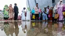 <p>Umat Islam bersiap melaksanakan sholat Id 1 Syawal 1443 Hijriah hingga memenuhi Stadion Jakarta Internasional Stadium, Senin (2/5/2022). Pemerintah Indonesia menetapkan Hari Raya Idul Fitri 1443 Hijriah jatuh pada tanggal 2 Mei 2022. (Liputan6.com/Johan Tallo)</p>
