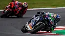 Bastianini bahkan mampu menyentuh garis finish dengan selisih waktu 4,7 detik dari pemimpin balapan, Francesco Bagnaia. Hal tersebut merupakan capaian istimewa Bastianini karena motor yang ia kendarai lebih tua dua tahun dari pada milik Bagnaia, yaitu Desmosedici GP19. (AFP/Andreas Solaro)