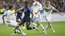 Gelandang Prancis, Ousmane Dembele, berusaha meleawati pemain Jerman pada laga UEFA Nations League di Stade de France, Paris, Selasa (16/10/2018). Prancis menang 2-1 atas Jerman. (AP/Christophe Ena)