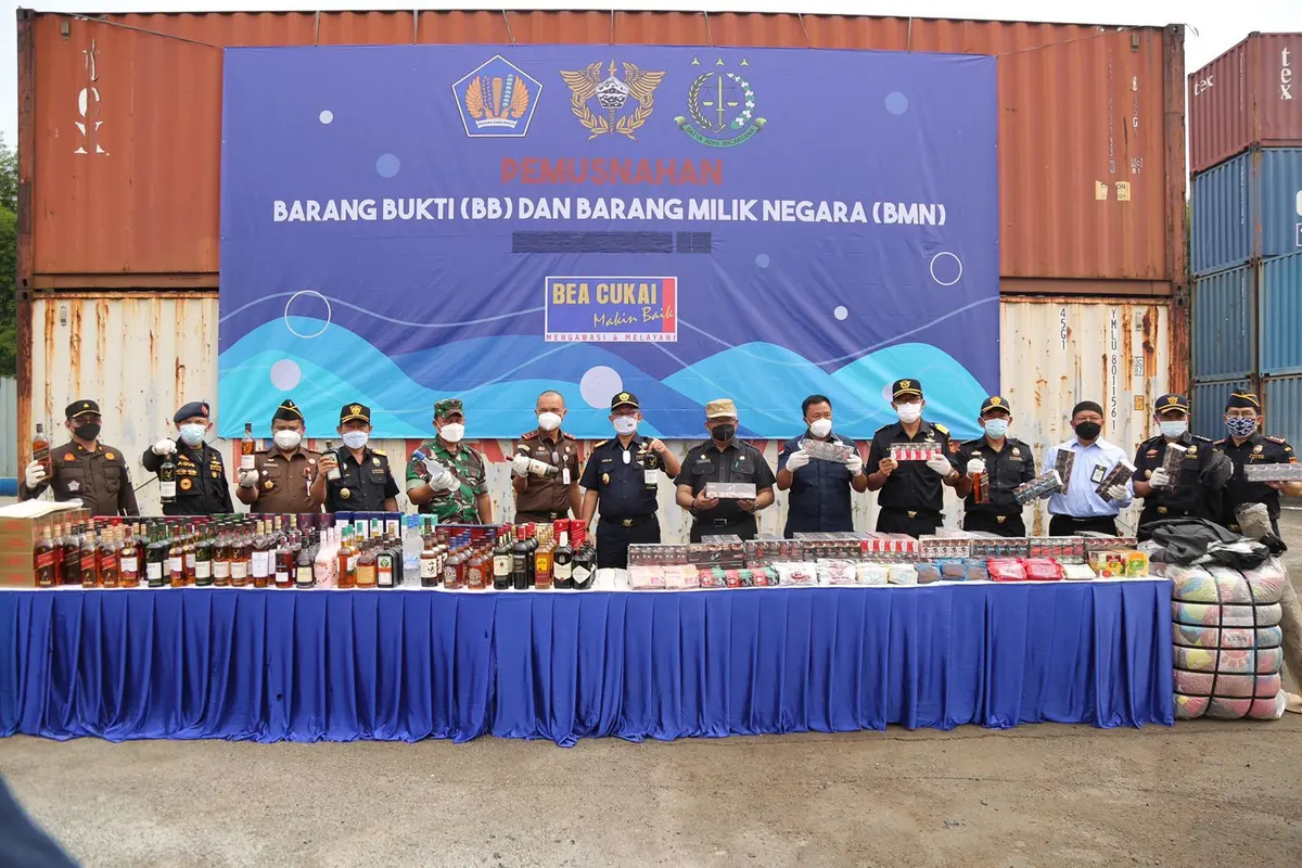 Bea Cukai melaksanakan pemusnahan atas barang ilegal hasil penindakan Direktorat Penindakan dan Penyidikan periode 2018-2021 di Cikarang. (Dok Bea Cukai)