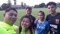 Kiper Borneo FC, Gianluca Pandeynuwu. bersama sang ayah, Hendra Pandeynuwu, dan anggota keluarga yang lain. (Bola.com/Dok. Pri)