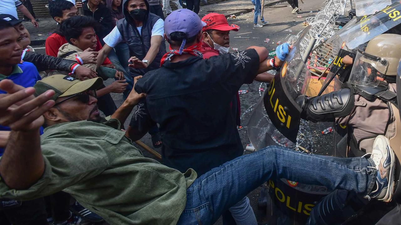 FOTO: Bentrok Saat  Eksekusi Pengosongan Hotel Sultan di Kawasan GBK