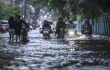 Genangan Muncul di Sejumlah Titik Jakarta Usai Hujan Lebat Pagi Ini, Tinggi Air Capai 50 Cm