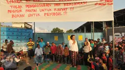 Aktivis HAM Ratna Sarumpaet saat berpidato didepan warga kampung Dadap, Tangerang, Rabu (17/5).Ratna hadir untuk menyampaikan dukungan kepada warga kampung Dadap. (Liputan6.com/Gempur M Surya)