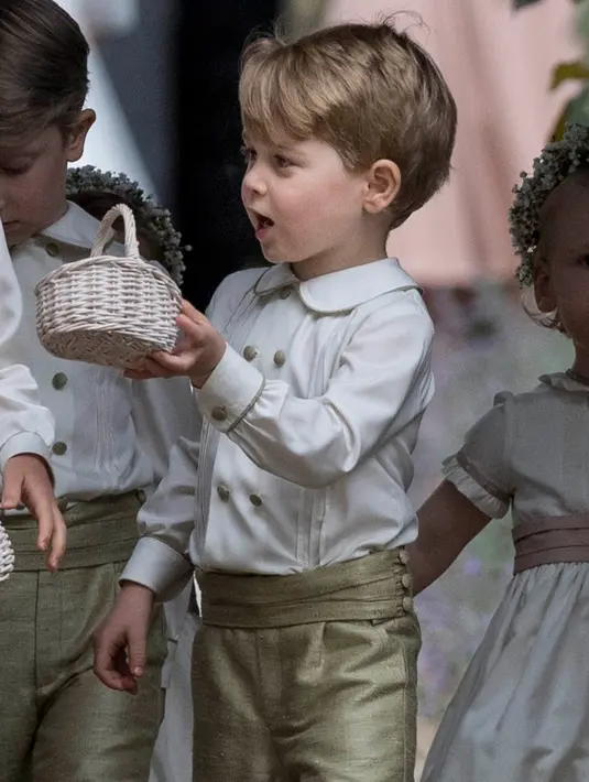 Pangeran George menjadi pengiring pengantin Pippa Middleton dan  James Matthews, di Gereja St. Mark, Sabtu (20/5). Pangeran George terlihat tampan dengan kemeja double-breasted warna ivory dan celana nuasa hijau zaitun (AP Photo/Kirsty Wigglesworth, Pool)