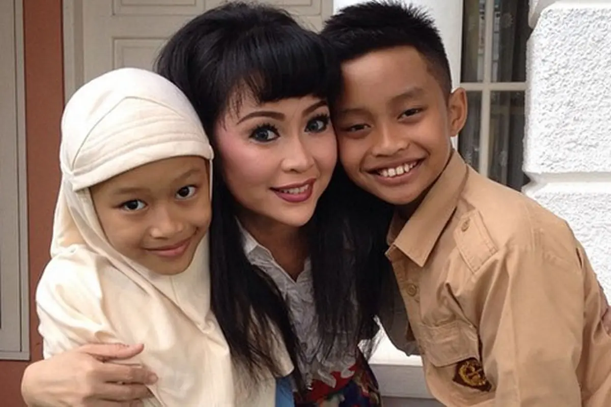 Ratna Listy bersama dua anaknya, Swara Reiki January dan Swara Keisyah Alma Nova
