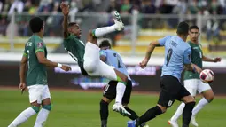 Pemain Bolivia Marc Enoumba jatuh saat melawan Uruguay pada pertandingan kualifikasi Piala Dunia 2022 di Stadion Hernando Siles, La Paz, Bolivia, 16 November 2021. Bolivia menang 3-0. (AP Photo/Juan Karita)