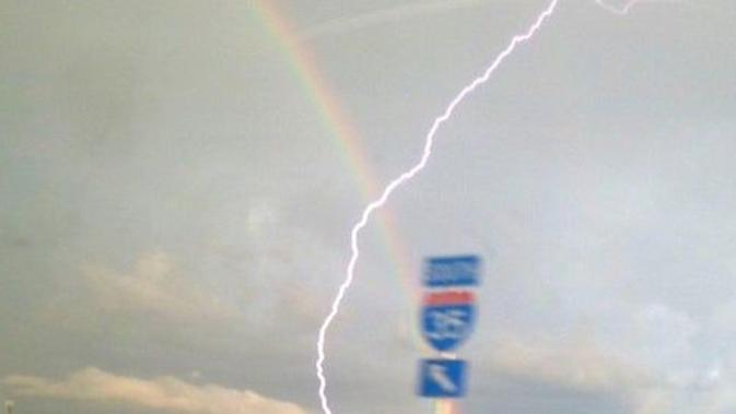 10 Momen Kebetulan Tertangkap Kamera, Hasilnya Kayak Editan. Sumber: Brightside