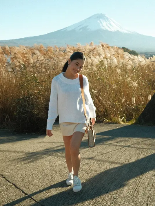 Simple tapi chic, padanan outfit warna earthy ala Yoriko Angeline memang sempurna untuk liburan musim gugur. [@yorikooangln_]