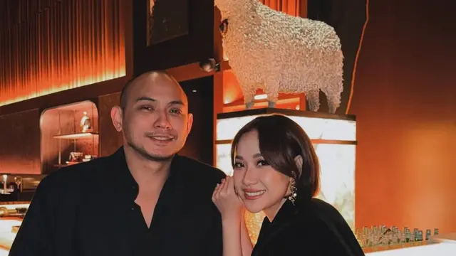 Bunga Citra Lestari  saat Dinner Merayakan Wedding Anniversary ke-2 pakai mini dress. [@itsmebcl]