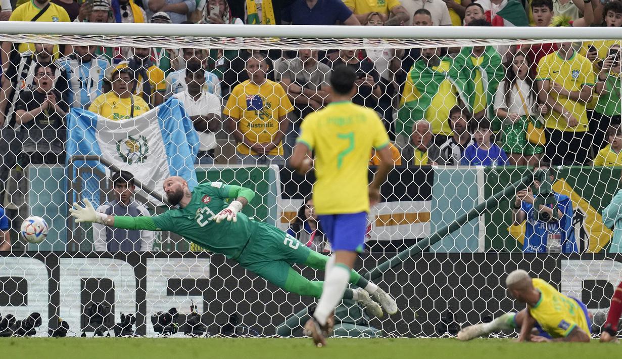 Penjaga gawang Serbia, Vanja Milinkovic-Savic tak dapat menghalau tendangan keras dari Richarlison. (AP Photo/Natacha Pisarenko)