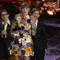 Taylor Swift saat menerima penghargaan untuk album of the year untuk "Folklore" pada Grammy Awards tahunan ke-63 di Los Angeles Convention Center (14/3/2021). Folklore berhasil unggul dari para musisi di kategori Album of the Year. (AP Photo/Chris Pizzello)