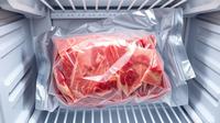 Daging kurban di freezer. ©Ilustrasi QwenAI