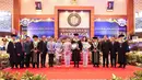 Dalam acara yang berlangsung khidmat tersebut, keduanya tampil anggun mengenakan kebaya berwarna ungu serasi yang dipadukan dengan kain songket bernuansa senada. [@agusyudhoyono].