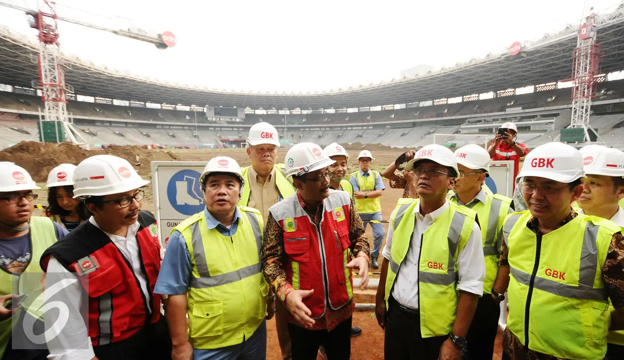 Wakil Gubernur DKI Jakarta, Djarot Saiful Hidayat (tengah) saat meninjau perkembangan renovasi Stadion GBK Jakarta, Selasa (18/10). Pengerjaan renovasi Stadion GBK ditargetkan selesai Oktober 2017. (Liputan6.com/Helmi Fithriansyah)