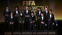 Para pemain yang terpilih dalam FIFA FIFPro World XI 2015 berpose saat acara pemberian penghargaan FIFA Balon d'Or 2015 di Kongresshaus, Zurich, Swiss, Selasa (12/1/2016) dini hari WIB. (AFP/Olivier Morin)