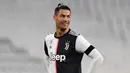 2. Cristiano Ronaldo (35 tahun) - Performa Ronaldo di lapangan seolah tidak menunjukan dirinya telah menginjak usia 35 tahun. Musim lalu, Ronaldo mengoleksi 21 gol dan tiga assist dari 22 pertandingan bersama Juventus di Serie A. (AFP/Miguel Medina)