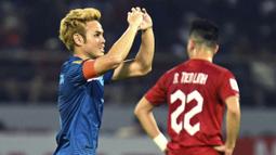 Theeraton Bunmathan menjadi pahlawan setelah gol semata wayangnya sukses mengantarkan Thailand mengunci gelar juara Piala AFF 2022. (AP Photo/Kittinun Rodsupan)