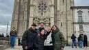 Liburan musim dingin di Portugal, intip padu padan puffer jacket ala keluarga Darius Sinathrya dan Donna Agnesia. [@dagnesia]
