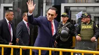 Mantan Presiden Martin Vizcarra, yang menghadapi dakwaan korupsi, melambaikan tangan saat ia tiba untuk menghadiri sidang pembacaan vonis, di Lima, Peru, Rabu, (26/11/ 2025). (Dok. AP/Martin Mejia)