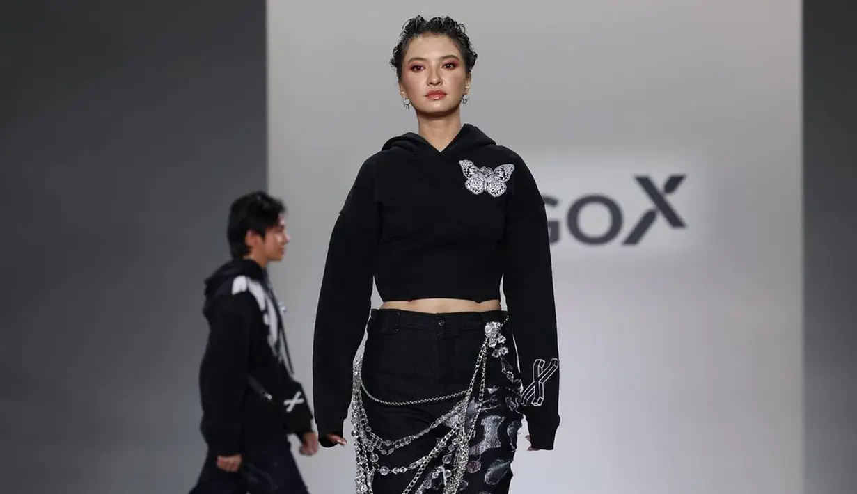 <p>Balutan koleksi Erigo serba hitam yang digunakan Ralien Shah, keren sekaligus menawan. (sumber: Instagram @erigostore)</p>