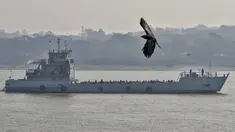 Pengungsi Rohingya melakukan perjalanan dengan kapal Angkatan Laut untuk dipindahkan ke Pulau Bhasan Char di Chattogram, Bangladesh, Sabtu (30/1/2021). Bangladesh kembali mengirim ribuan pengungsi Rohingya ke pulau terpencil yang baru dikembangkan di Teluk Benggala. (AP Photo/Azim Aunon)