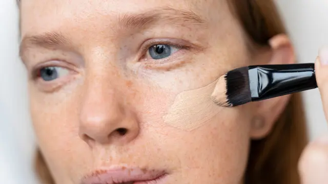 5 Tips Memilih Foundation yang Tepat Sesuai Warna dan Tipe Kulit Wajah Kamu, Dijamin Hasilnya Flawless!