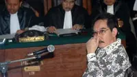 Mantan Ketua KPK Antasari Azhar mendengarkan pembacaan dakwaan pada sidang perdana di PN Jaksel, Kamis (8/10). Antasari didakwa melakukan pembunuhan berencana terhadap Nasruddin Zulkarnaen.(Antara)