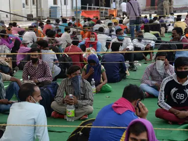 Para buruh migran menunggu untuk menaiki kereta khusus menuju rumah mereka saat masa karantina wilayah (lockdown) nasional diterapkan demi mencegah penyebaran COVID-19 di Jalandhar, Negara Bagian Punjab, India utara, (5//5/2020). (Xinhua/Stringer)