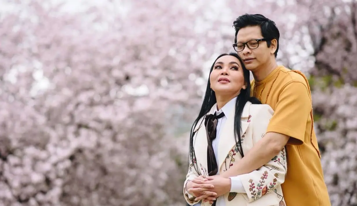 Penyanyi Dewi Gita mengunggah kebahagiaannya bersama sang suami, Armand Maulan. Potret kebahagiaan terlihat dari pasangan yang telah 24 tahun menikah ini. (Instagram/dewigita01)