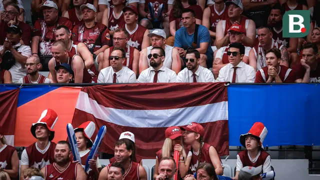Foto: Pernak-pernik Unik Suporter Latvia pada Laga Perdana Piala Dunia FIBA 2023 di Indonesia