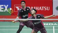 Pertarungan ini memastikan Indonesia mengamankan gelar dari ganda putra. Kedua pasangan sudah saling mengenal kekuatan dan kelemahan masing-masing. (AP Photo/Kien Huo)
