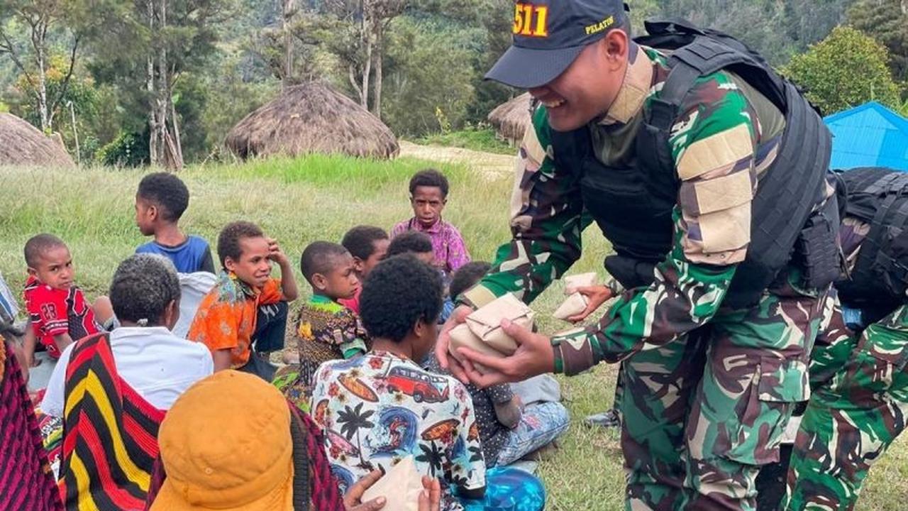 Pererat Hubungan, TNI Lanny Jaya Berikan Makanan Bergizi ke Ratusan Warga Papua Pegunungan