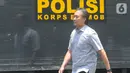Mantan Pejabat PT Garuda Indonesia (Persero), Heriyanto Agung Putra menghindari awak media usai menjalani pemeriksaan di Gedung KPK, Jakarta, Jumat (4/10/2019). Heriyanto diperiksa sebagai saksi untuk tersangka Emirsyah Satar terkait kasus pengadaan pesawat Rolls-Royce. (merdeka.com/Dwi Narwoko)