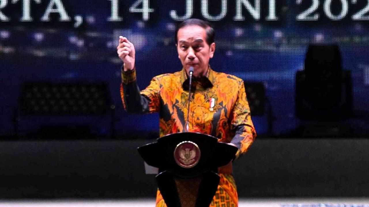Sore hari, Presiden bersama ibu Negara dan sejumlah ketua partai politik menghadiri perayaan Harlah ke-25 PKB di Stadion Manahan.