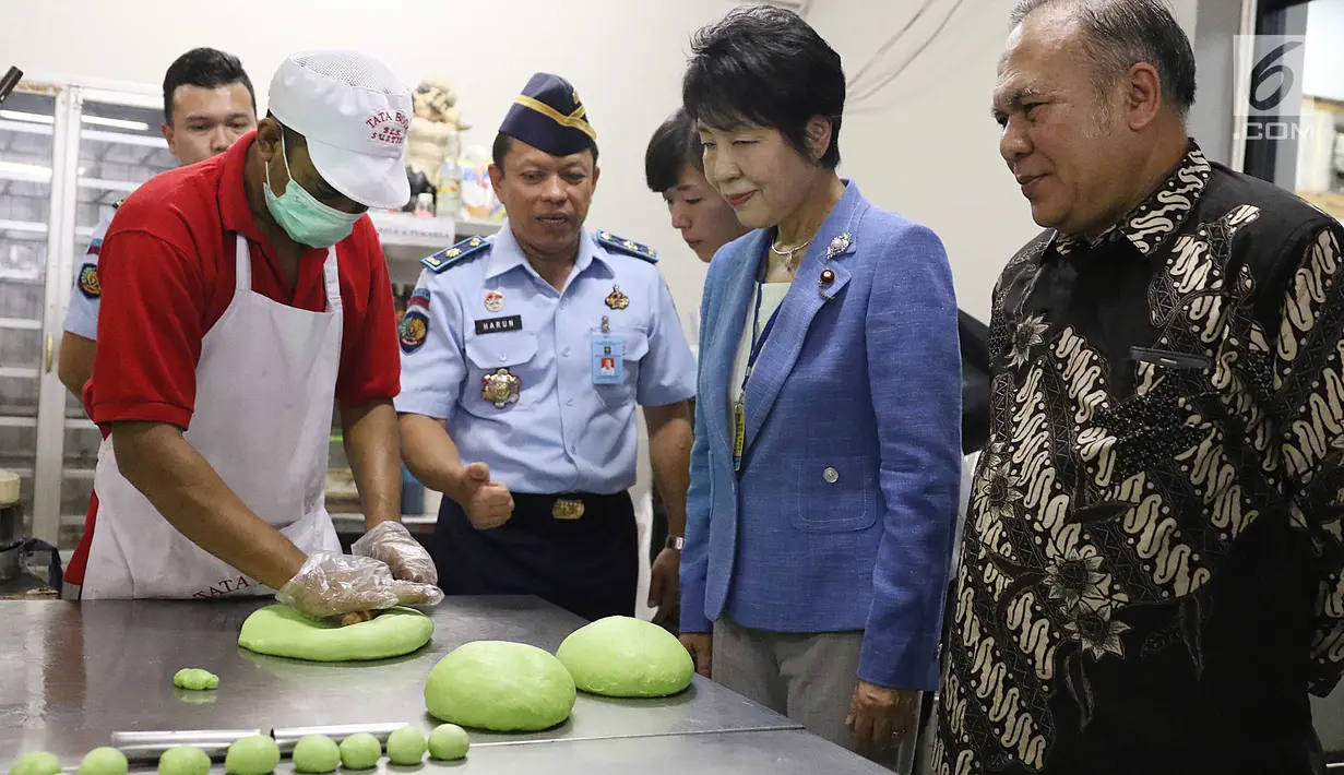 Menteri Kehakiman Jepang Yoko Kamikawa melihat adonan roti buatan tahanan Lapas Jakarta di Cipinang, Jakarta, Sabtu (9/9). Kedatangannya tersebut untuk melihat dan belajar berbagai hal dari pengelolaan Lapas di Jakarta. (Liputan6.com/Angga Yuniar)