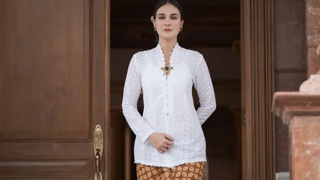 9 Model Kebaya yang Dikenakan Luna Maya