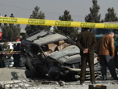 Anggota keamanan Afghanistan memeriksa sebuah mobil yang rusak di jalanan Ibu Kota Afghanistan, Kabul, Rabu (28/12). Ledakan bom mengguncang kendaraan anggota parlemen dan menyebabkan tiga orang mengalami luka-luka. (WAKIL KOHSAR/AFP)