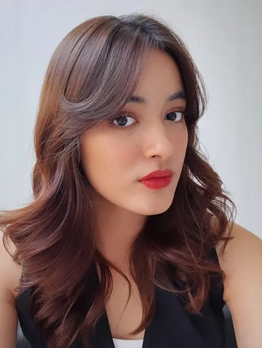 Mawar Eva de Jongh menawan dengan rambut layering butterfly dan pulasan lipstik merah. [Foto: Instagram/mawar_eva]