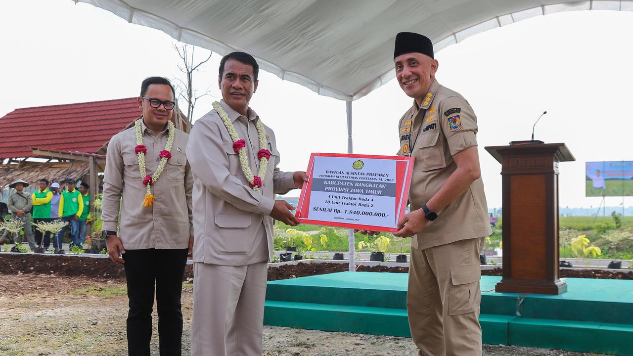 Mentan Amran Salurkan Bantuan Pompa hingga Alsintan, Produksi Padi di Bangkalan Meningkat Signifikan