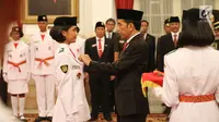 Presiden Jokowi mengukuhkan Pasukan Pengibar Bendera Pusaka (Paskibraka) Nasional 2017 di Istana Negara, Jakarta, Selasa (15/8). Sebanyak 68 anggota Paskibraka mengikuti prosesi pengukuhan tersebut. (Liputan6.com/Angga Yuniar)